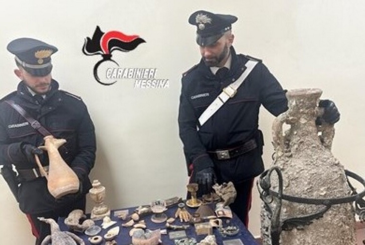 I carabinieri con reperti sequestrati (Ansa)